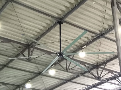 天井高12mの物流センターに高天井対応の大型シーリングファン「エミアスファン」を2台導入