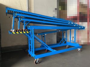 プラットホーム・電源設備のない屋外荷役現場に手動式伸縮コンベヤを導入。デバンニング作業の負担を軽減