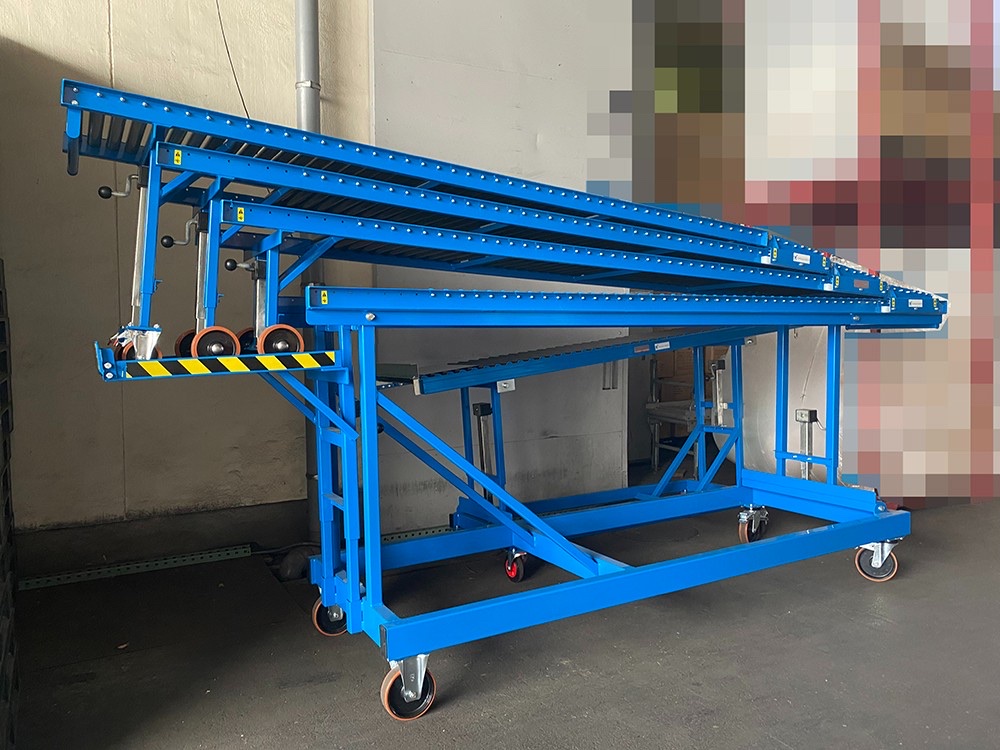 プラットホーム・電源設備のない屋外荷役現場に手動式伸縮コンベヤを導入。デバンニング作業の負担を軽減