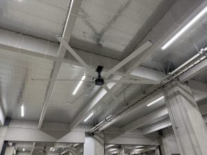 【31台導入】「設計指定品」として継続採用。愛知県内の新築物流センターに大型シーリングファン「エミアスファン」を導入