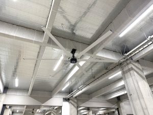 【31台導入】「設計指定品」として継続採用。愛知県内の新築物流センターに大型シーリングファン「エミアスファン」を導入